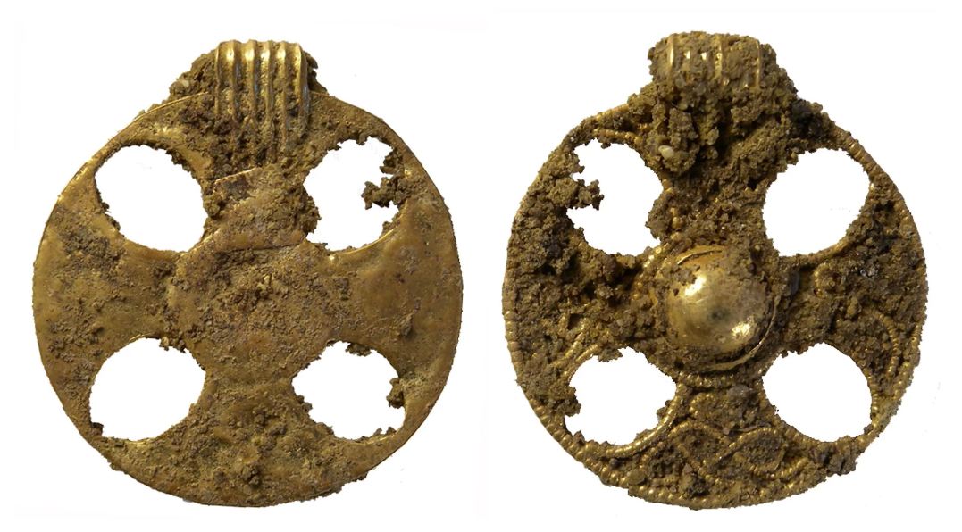 „Miliónový“ zlatý anglosaský poklad z nálezu detektoristy po třech letech vykoupen a zachráněn